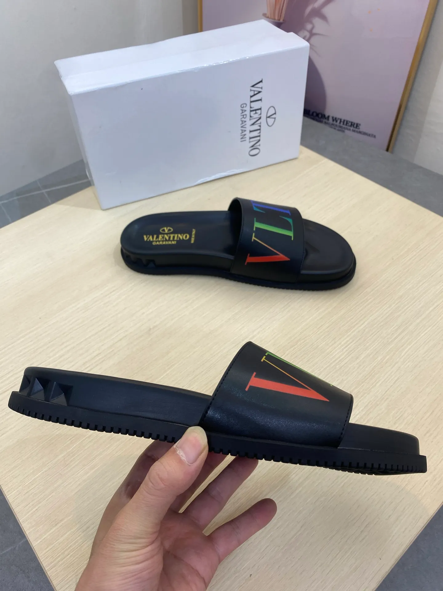 P260💰Valentino VALENTINO Size: 39--46 Burberry classic men's slippers, high-end boutique, original material, fine workmanship, casual, loose and comfortable, a must-have in summer👏👏👏
